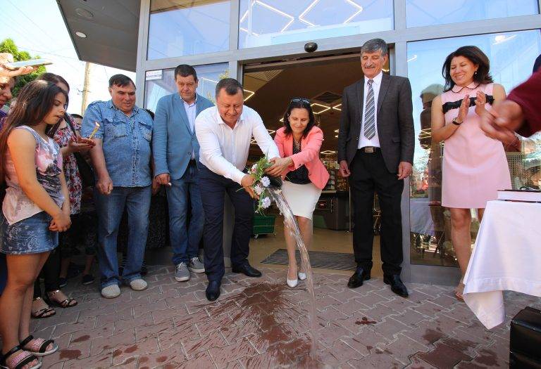 Стотици дойдоха на откриването на втория магазин от веригата “Абсолют+” в Павликени