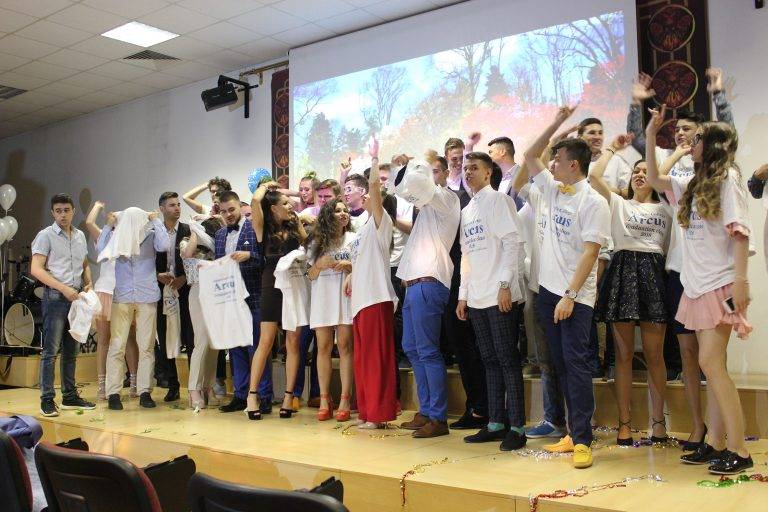 Горещи новини | Американски колеж „Аркус“ изпрати шампионския си випуск