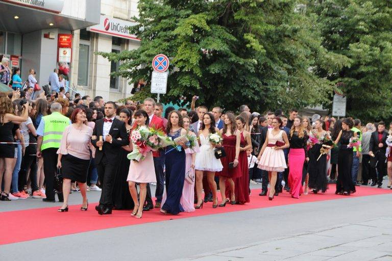 Абитуриентите показаха звезден блясък на червения килим