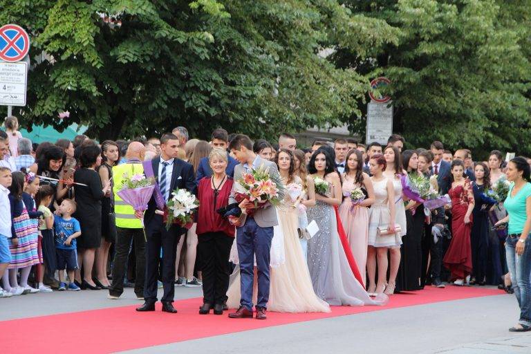 Абитуриентите показаха звезден блясък на червения килим