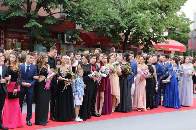 Абитуриентите показаха звезден блясък на червения килим