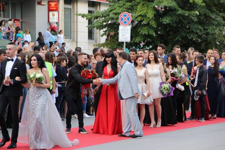 Абитуриентите показаха звезден блясък на червения килим