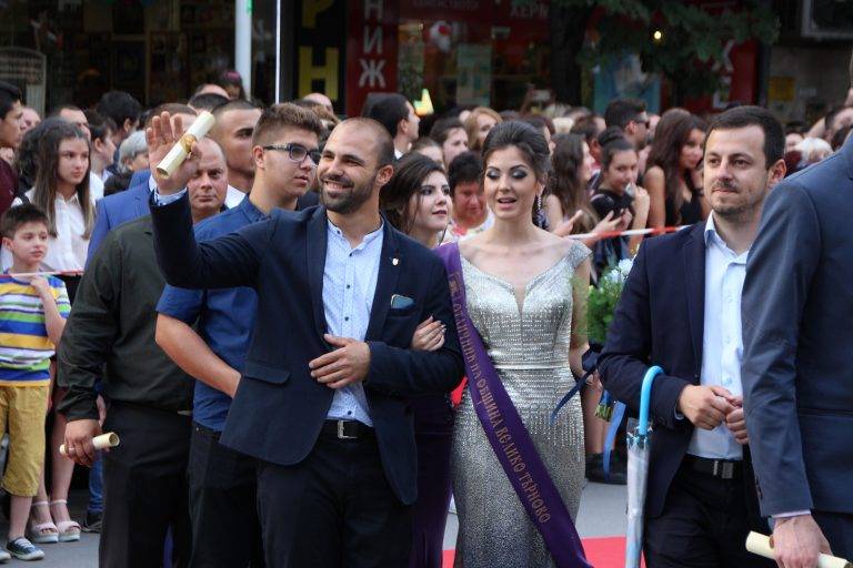 Абитуриентите показаха звезден блясък на червения килим