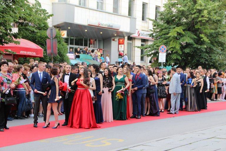 Абитуриентите показаха звезден блясък на червения килим