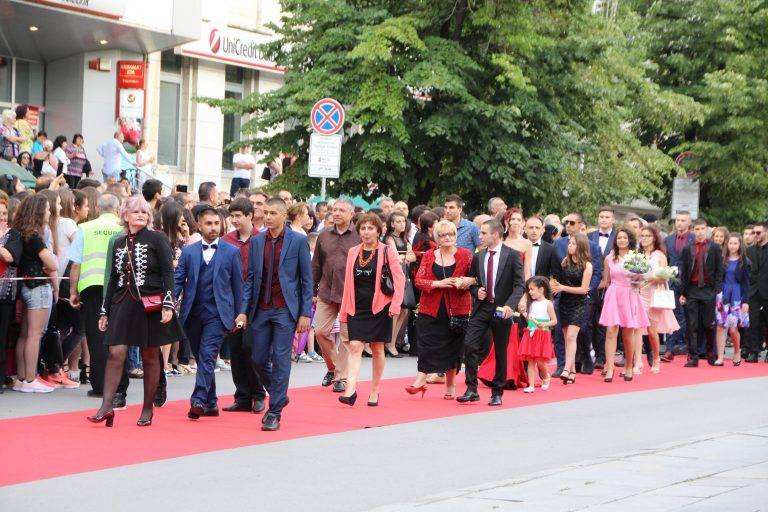 Абитуриентите показаха звезден блясък на червения килим