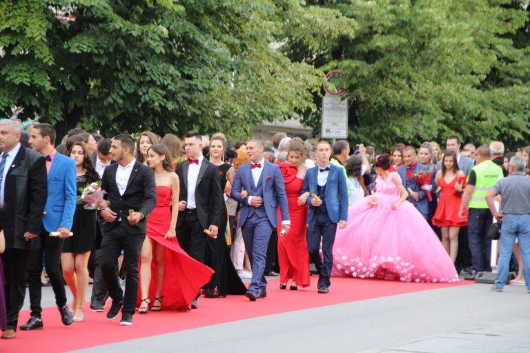 Абитуриентите показаха звезден блясък на червения килим