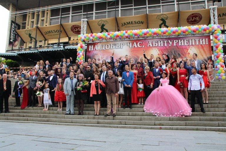 Абитуриентите показаха звезден блясък на червения килим