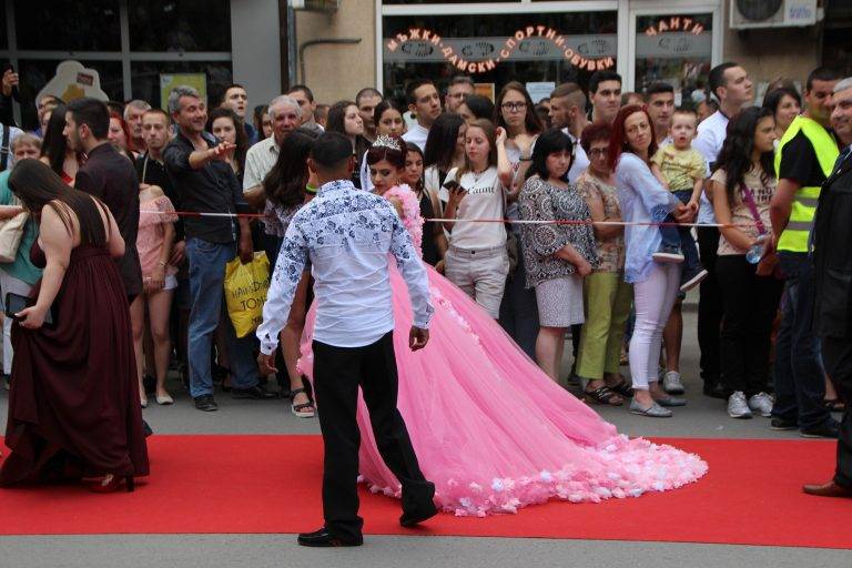 Абитуриентите показаха звезден блясък на червения килим