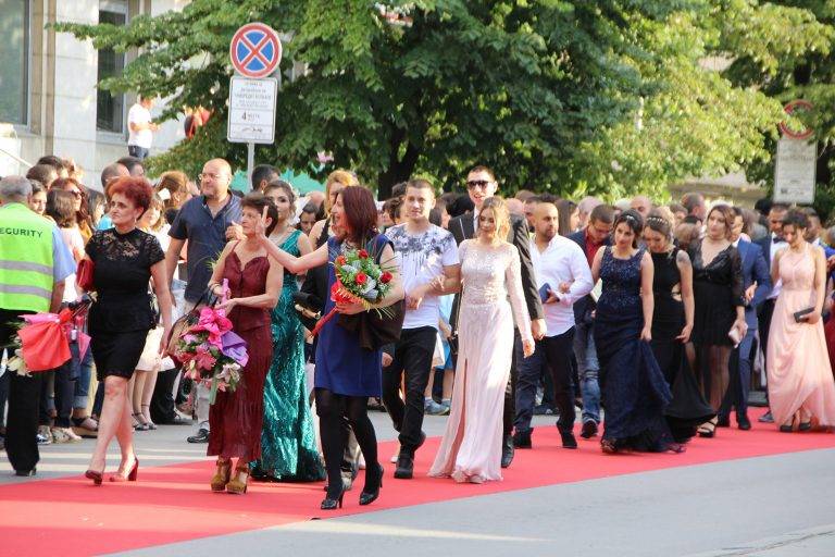 Абитуриентите показаха звезден блясък на червения килим