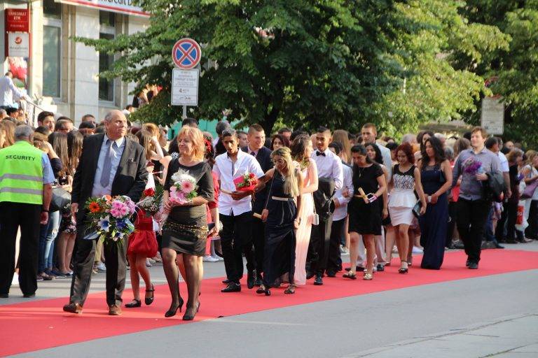 Абитуриентите показаха звезден блясък на червения килим