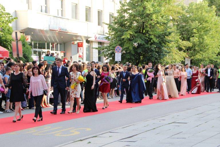 Абитуриентите показаха звезден блясък на червения килим