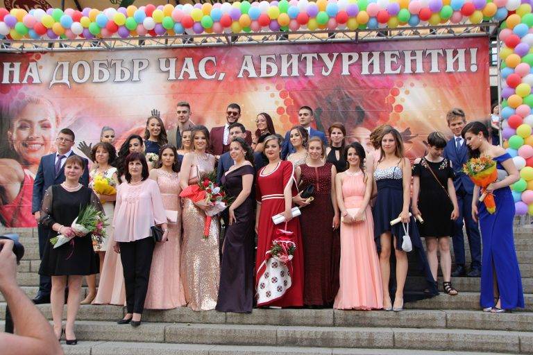 Абитуриентите показаха звезден блясък на червения килим