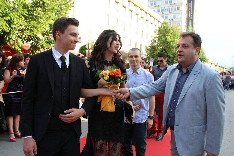 Абитуриентите показаха звезден блясък на червения килим