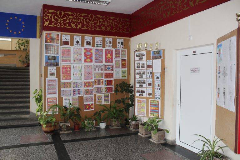 Култура | Модели от чипровски килими чрез цветовете от физиката пресъздадоха ученици от ОУ „Бачо Киро“