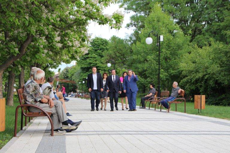 Министър, депутати и кметове откриха обновения парк “Детски кът” в Г. Оряховица