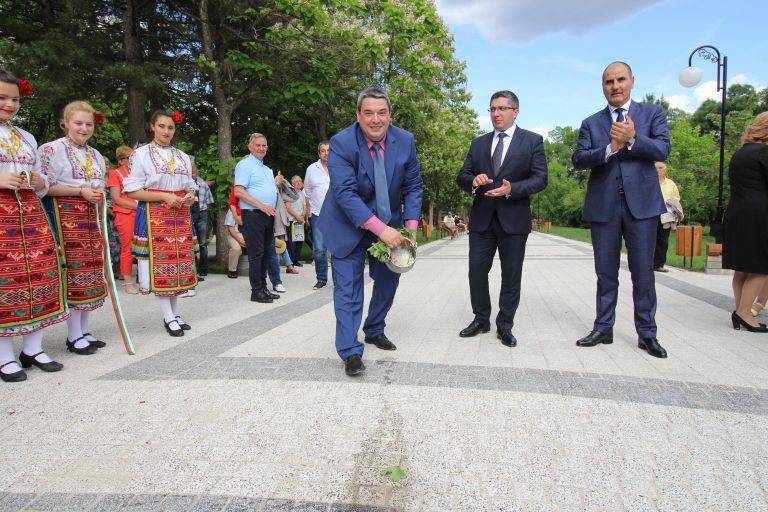 Горещи новини | Министър, депутати и кметове откриха обновения парк “Детски кът” в Г. Оряховица
