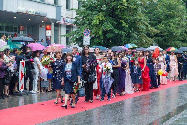 Сълзи от радост и звезден шик във втората вечер на баловете