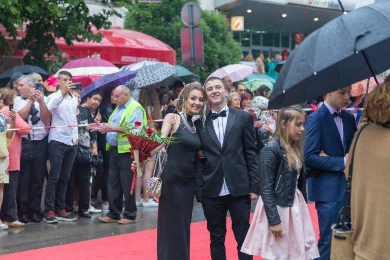 Сълзи от радост и звезден шик във втората вечер на баловете