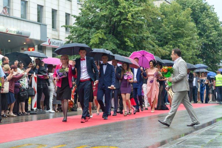 Сълзи от радост и звезден шик във втората вечер на баловете