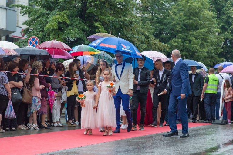 Сълзи от радост и звезден шик във втората вечер на баловете