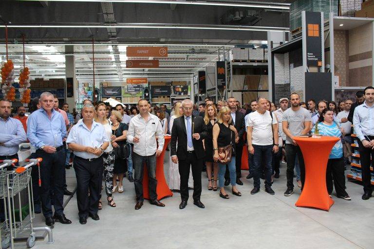 PRAKTIS отвори, предлага  най-ниските цени в района