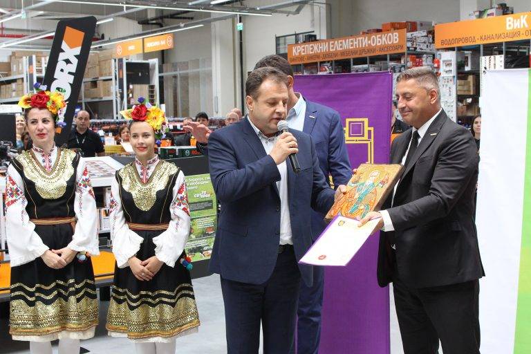 PRAKTIS отвори, предлага  най-ниските цени в района