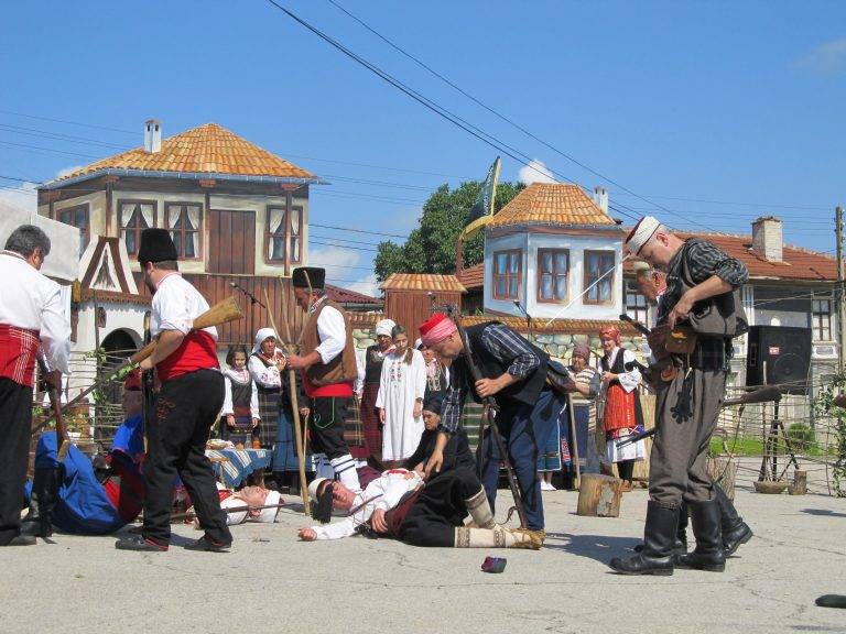 Илия Луков пее на фестивала “Хайдушка песен” в Мерданя