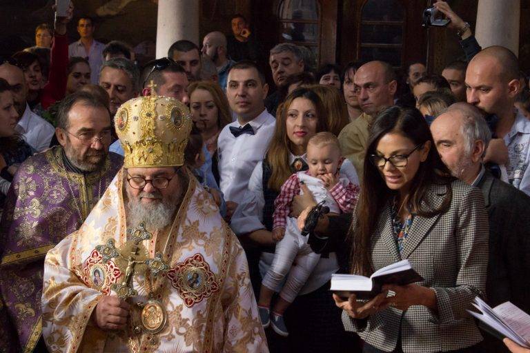 Здраве | Откриват фотоизложбата “За да го кръстиш, трябва да се роди” във В. Търново