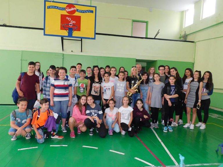 Култура | Дует „Мания“ изненадаха учениците  от ОУ „Свети Патриарх Евтимий“