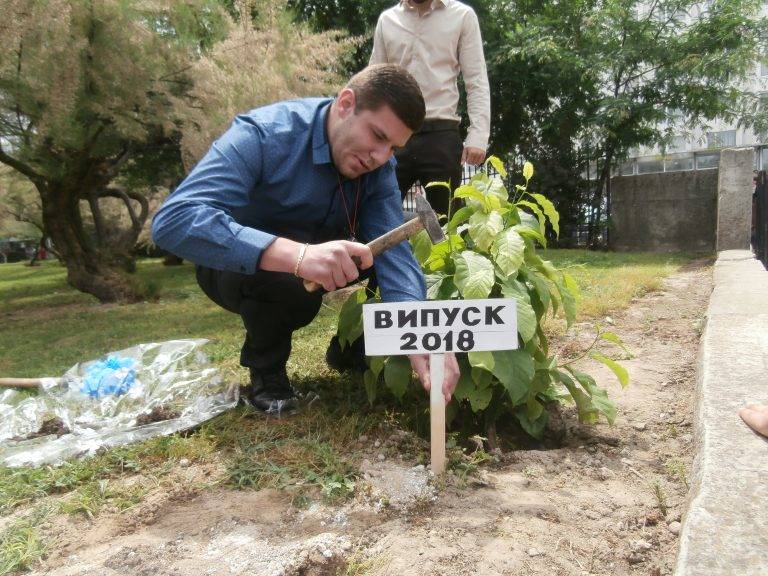 Свищов | Абитуриентите от Випуск 2018 на СУ “Димитър Благоев” в Свищов засадиха дръвче