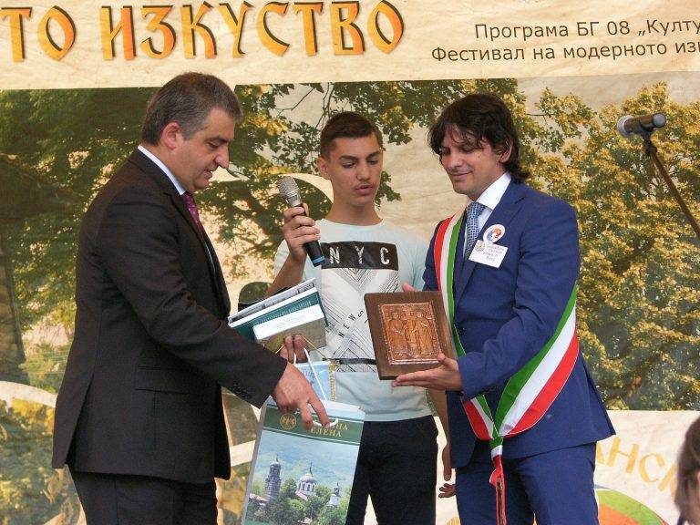 Фестивалът „Пъстър балкански свят“ в Елена срещна модерното с традицията