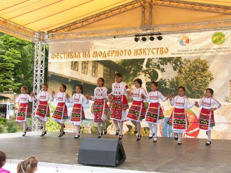 Елена | Фестивалът „Пъстър балкански свят“ в Елена срещна модерното с традицията