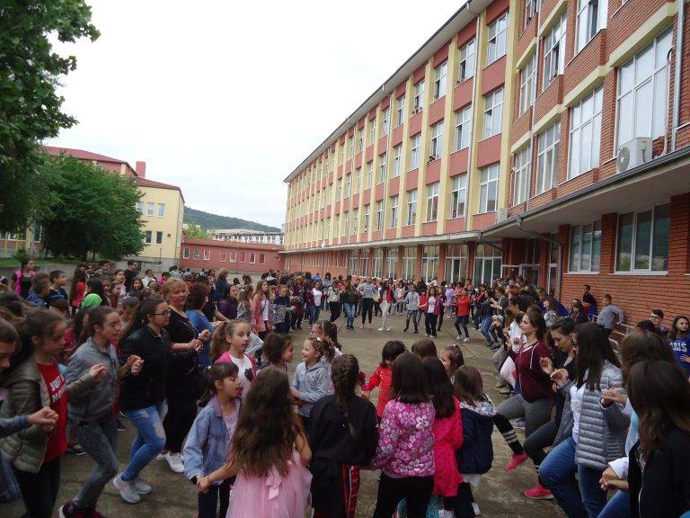 В СУ “Георги Измирлиев” се хванаха на кръшно хоро в деня на “Розите на България”