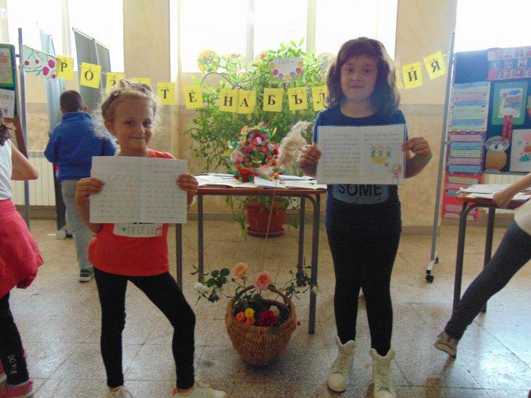 В СУ “Георги Измирлиев” се хванаха на кръшно хоро в деня на “Розите на България”