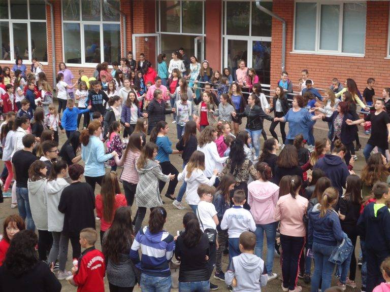 В СУ “Георги Измирлиев” се хванаха на кръшно хоро в деня на “Розите на България”