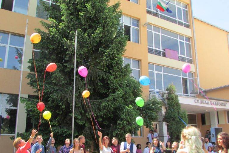 Общество | 16 абитуриенти се сбогуваха с училището в СУ “Вела Благоева”