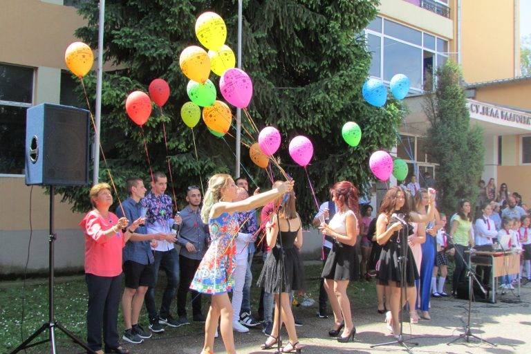 16 абитуриенти се сбогуваха с училището в СУ “Вела Благоева”