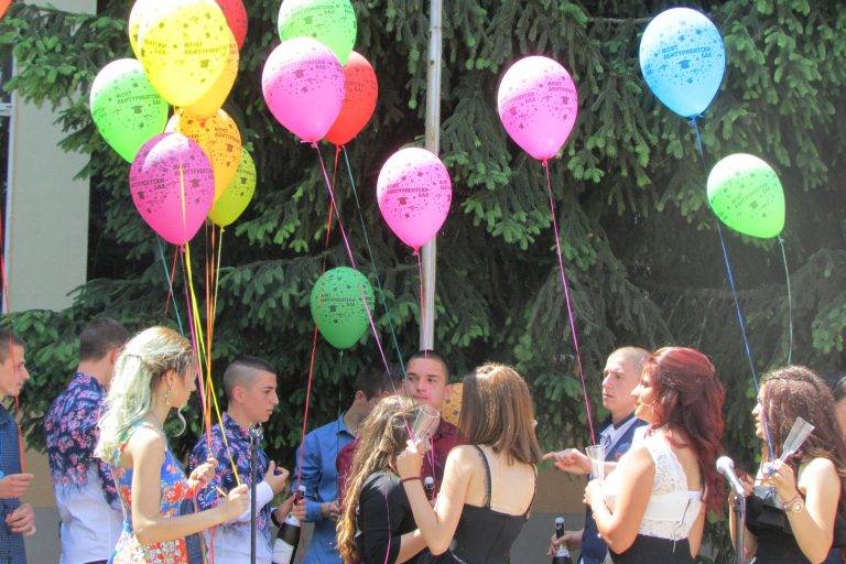 16 абитуриенти се сбогуваха с училището в СУ “Вела Благоева”