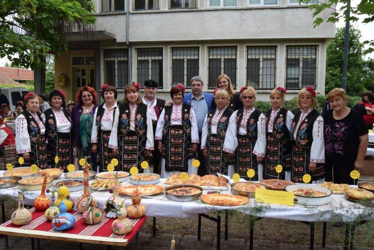 Майстори от цялата страна мериха сили в празника на дрипавата баница във Върбица