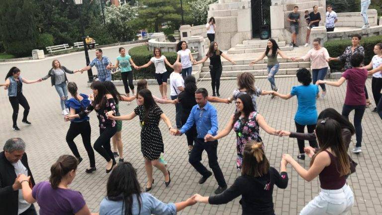 Горещи новини | Флашмоб с народни танци организираха от Градски ученически парламент и клуб „Боляри“