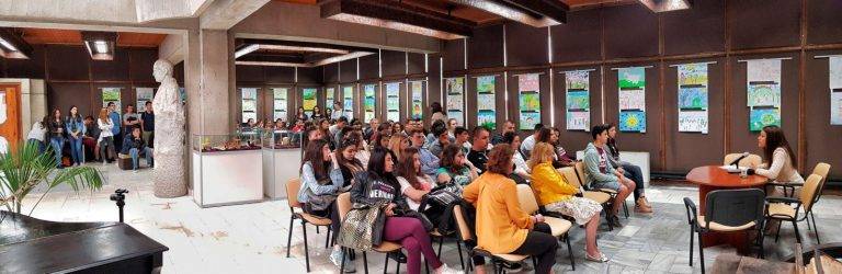 Пари и власт | Депутатът Станислава Стоянова пред ученици: „Най-лошото, което младите могат да направят, е да бездействат“