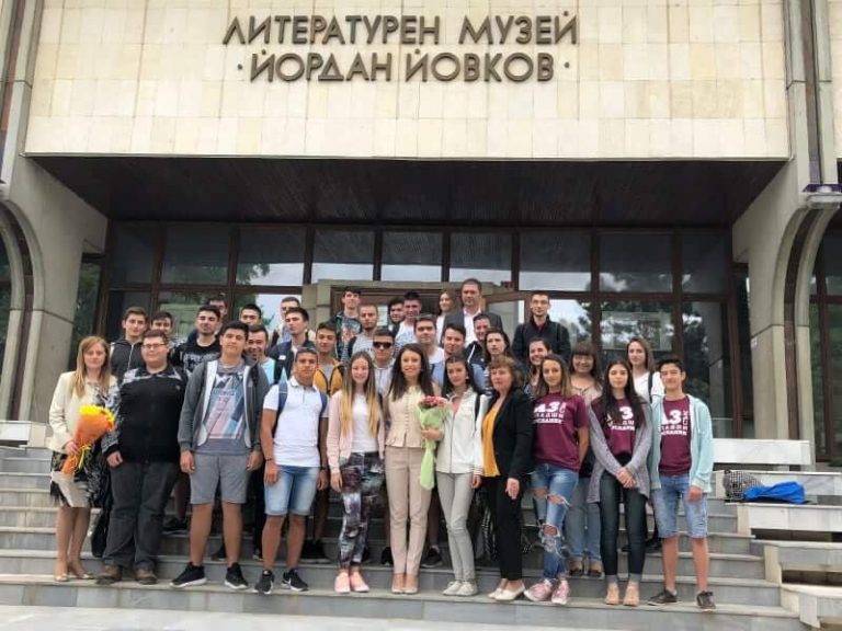 Депутатът Станислава Стоянова пред ученици: „Най-лошото, което младите могат да направят, е да бездействат“