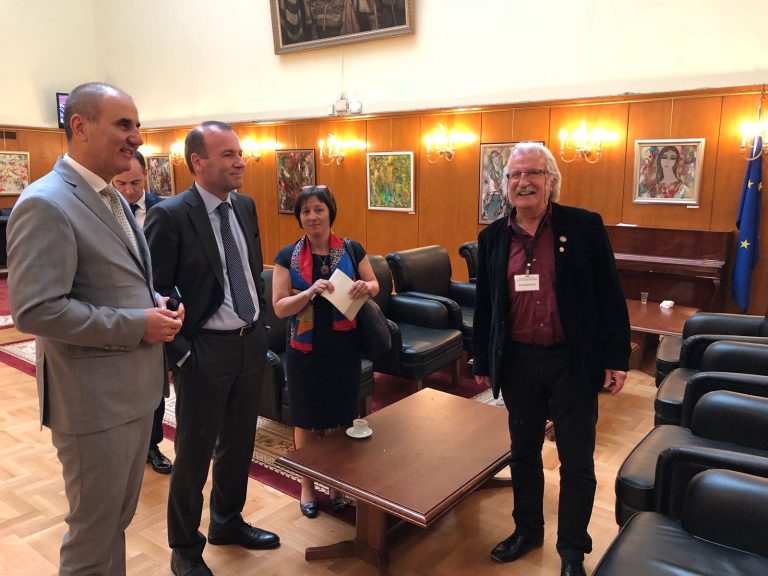 ГЕРБ подари на председателя на Групата на ЕНП в Европарламента картина на търновския художник Христо Панев