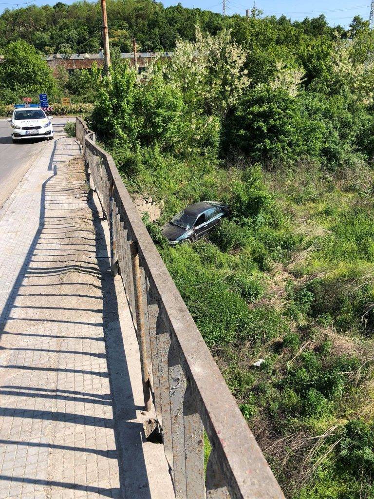 Горещи новини | Кола прелетя над мост в кв. “Чолаковци”