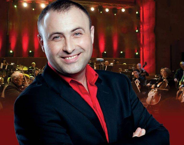 Общество | Руслан Мъйнов пее  руски песни в Павликени на 9 май