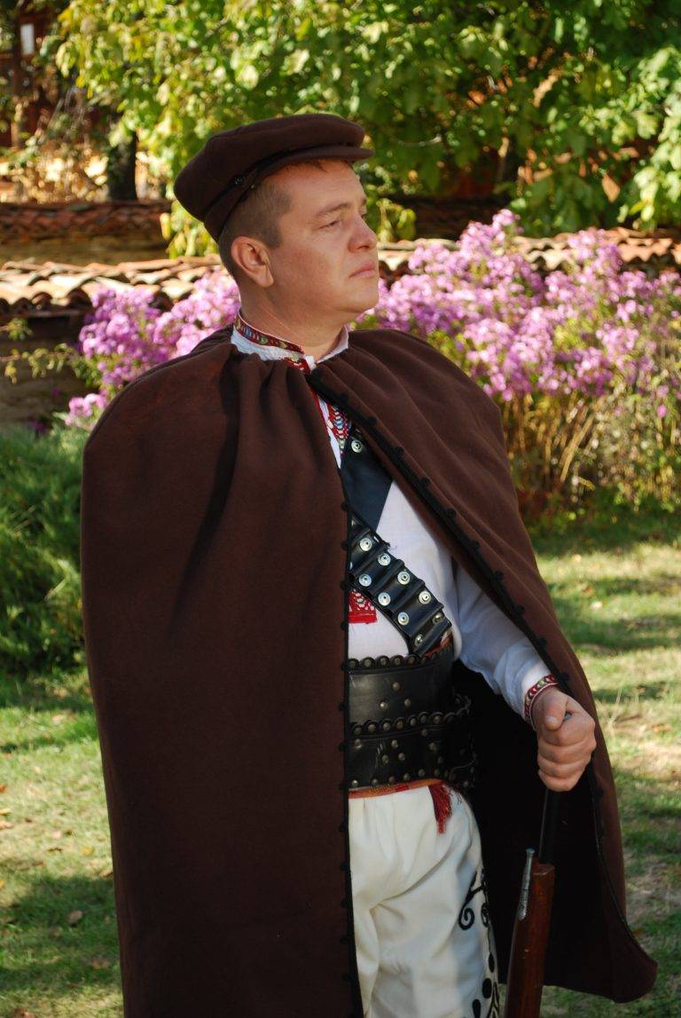 Горещи новини | Илия Луков пее на фестивала “Хайдушка песен” в Мерданя