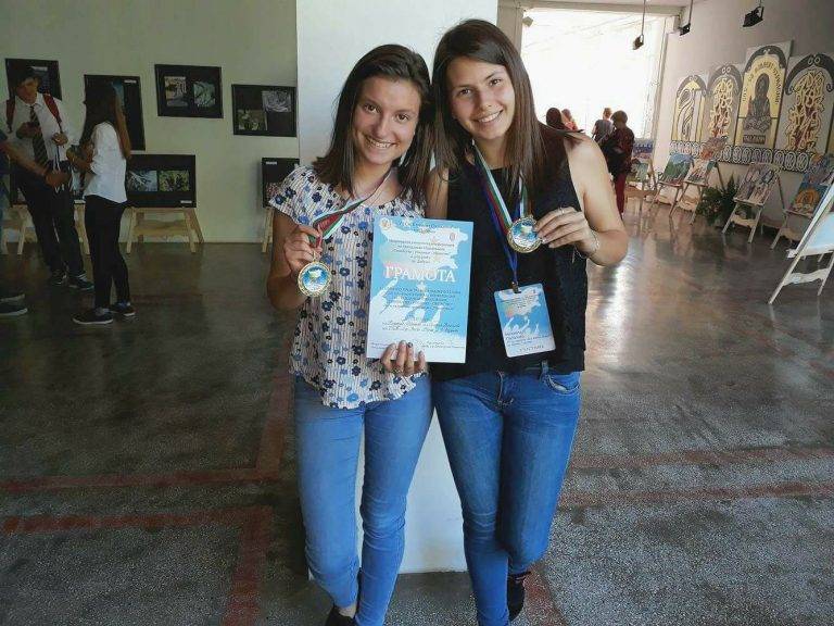 Култура | Михаела и Надежда от ПГ по туризъм с отличие  по гражданско образование