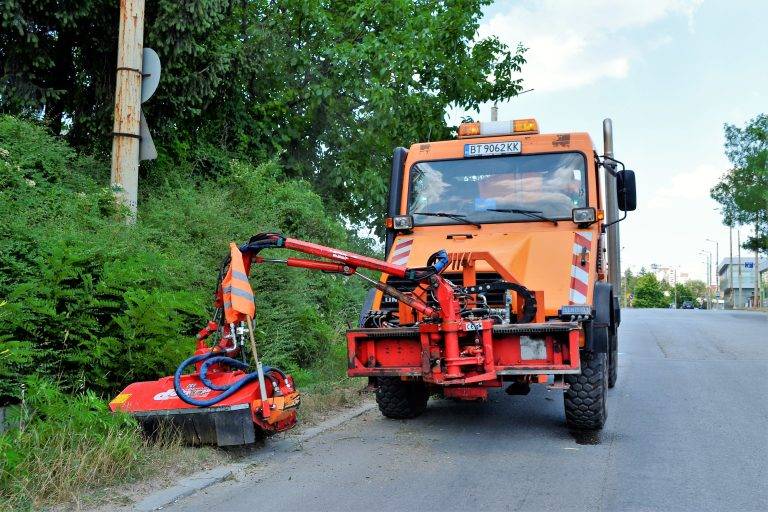 Общество | Автоматизирана машина просветлява общинските пътища край Велико Търново