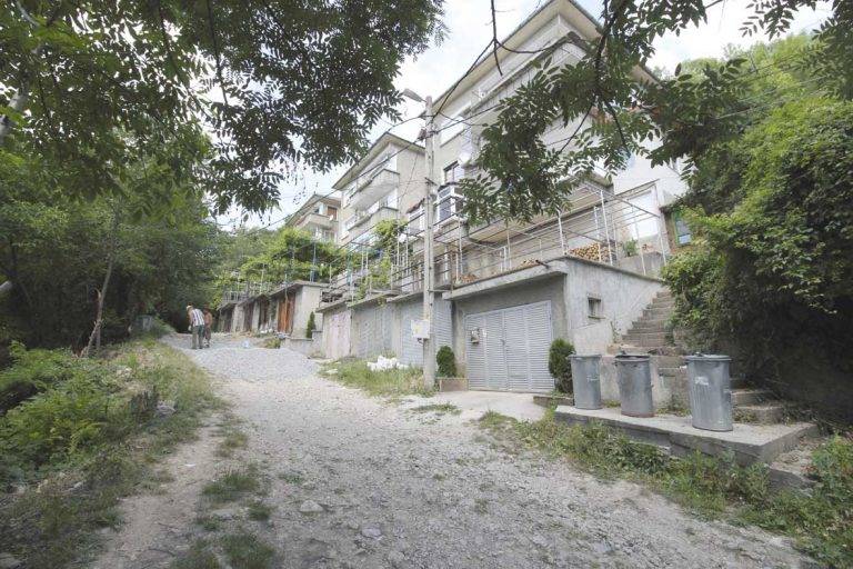 Търновец купи 6 т фракция, сам запълва дупките пред дома си