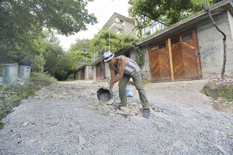 Горещи новини | Търновец купи 6 т фракция, сам запълва дупките пред дома си